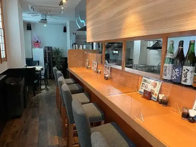 1階フロアの様子 - 温かみのあるカウンター席とテーブル席