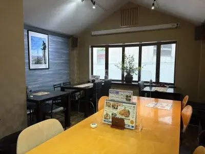 2階フロアの様子 - テーブル席が並ぶ明るく開放的な空間